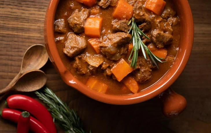 Вы&nbsp;сами портите гуляш&nbsp;&mdash; разбираем 5 главных ошибок: почему у&nbsp;вас мясо жёсткое, а&nbsp;соус слишком густой