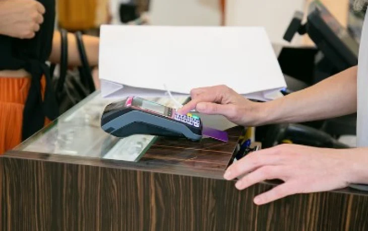 Продавцам-кассирам в Якутии работодатели в среднем предлагают зарплату около 65 тысяч рублей