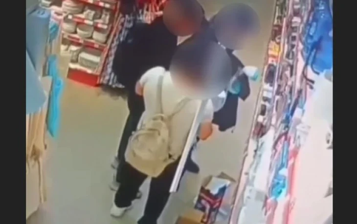 В Якутске двое мужчин и женщина похитили из магазина товары, нагло сняв упаковки: Опубликовано видео