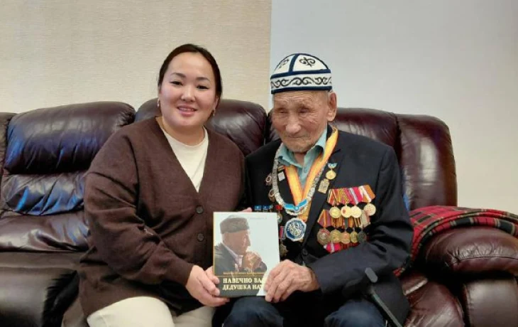 Степанида Артахинова поздравила 101-летнего фронтовика Наума Слепцова