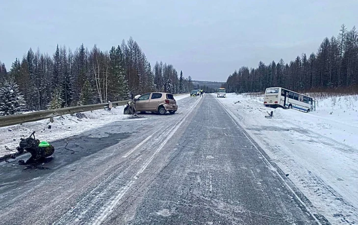 Три человека пострадали в ДТП с участием автобуса в Алданском районе Якутии