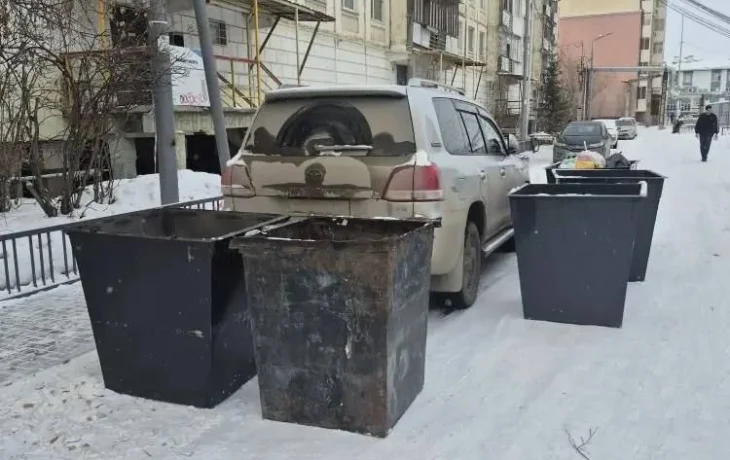 Фотофакт: В Якутске внедорожник оказался в плену мусорных баков