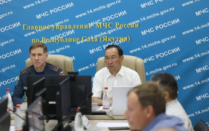 Глава Якутии доложил министру МЧС России о ситуации с пожарами и паводком