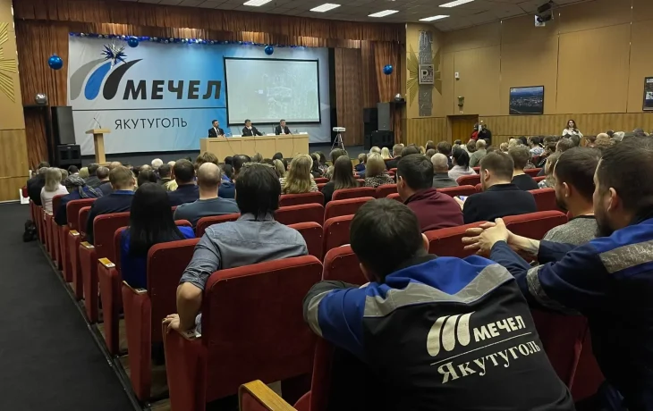 Кирилл Бычков представил отчет правительства Якутии перед работниками промышленных предприятий