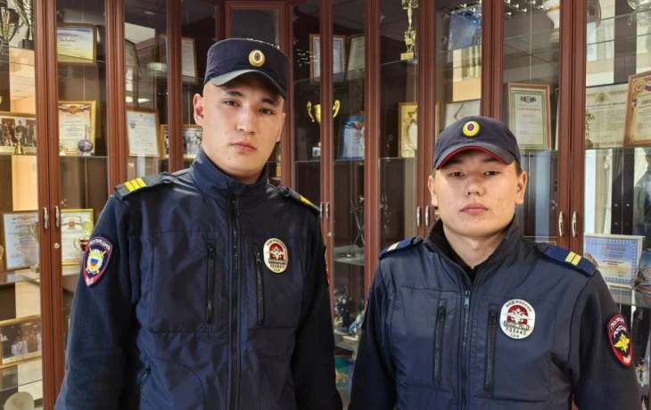 В Якутии молодые полицейские спасли пожилую семью на пожаре