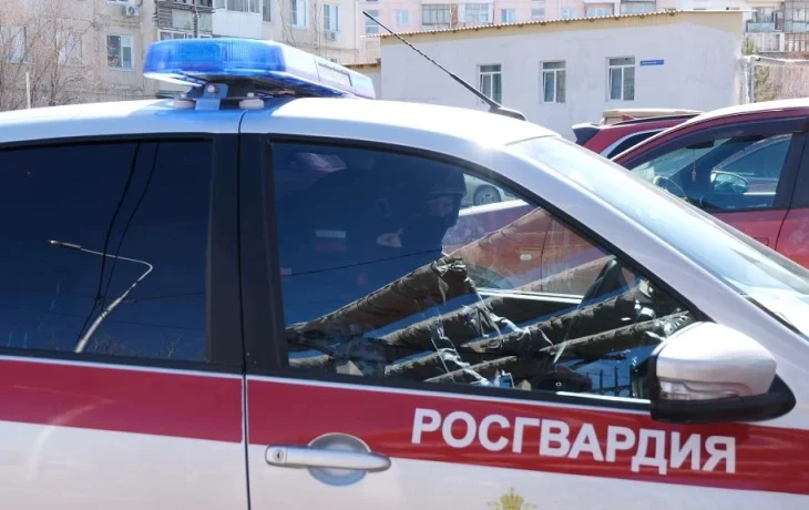 Хроники Росгвардии: Дебош в гостинице, попытка поджога в торговом павильоне, семейный скандал с повреждением машины