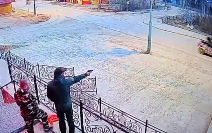 Житель Якутии начал стрелять без причины из пневматического пистолета и попал в движущийся автомобиль, в котором находился ребенок