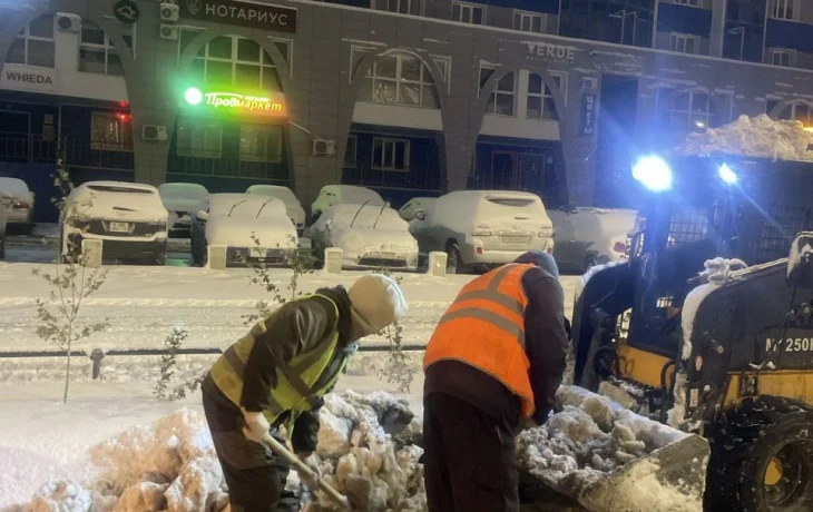 В Якутске устраняют последствия снегопада