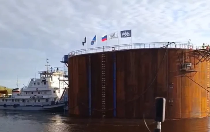 Первый наплавной коффердам Ленского моста вывели в русло реки