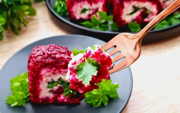 Пикантная свёкла с&nbsp;хрустящим беконом: яркая закуска, которая заставит гостей просить добавки