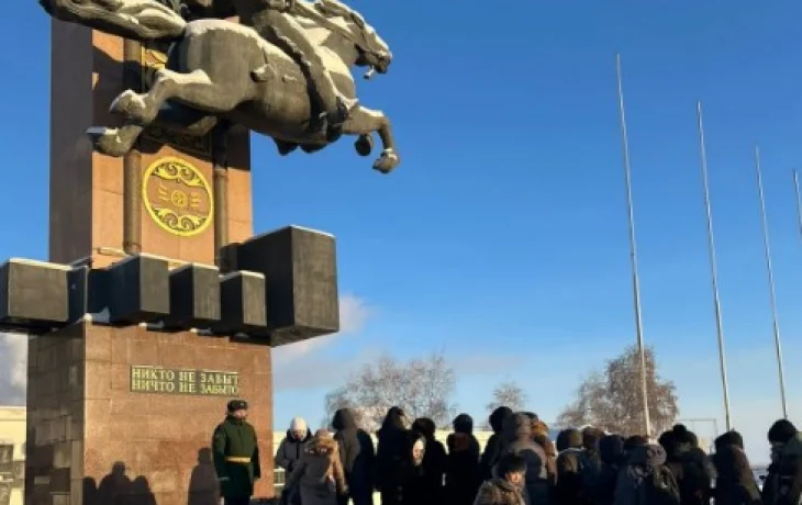 В Якутске возложили цветы к монументу &laquo;Воинам-победителям&raquo;&nbsp;в День неизвестного солдата
