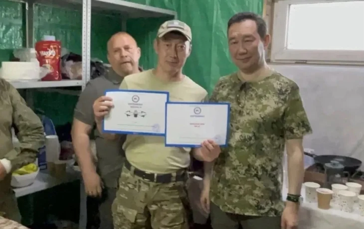 Айсен Николаев вручил якутским бойцам в ДНР новую партию техники