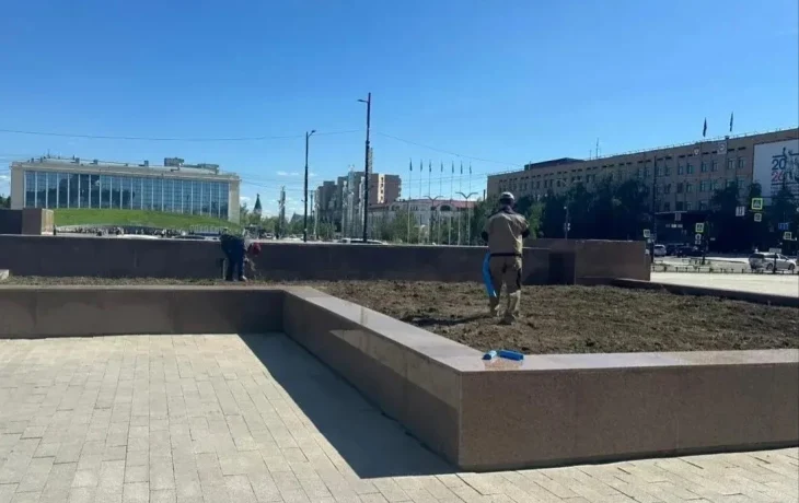 После субботника молодежи власти пообещали озеленить площадь Ленина