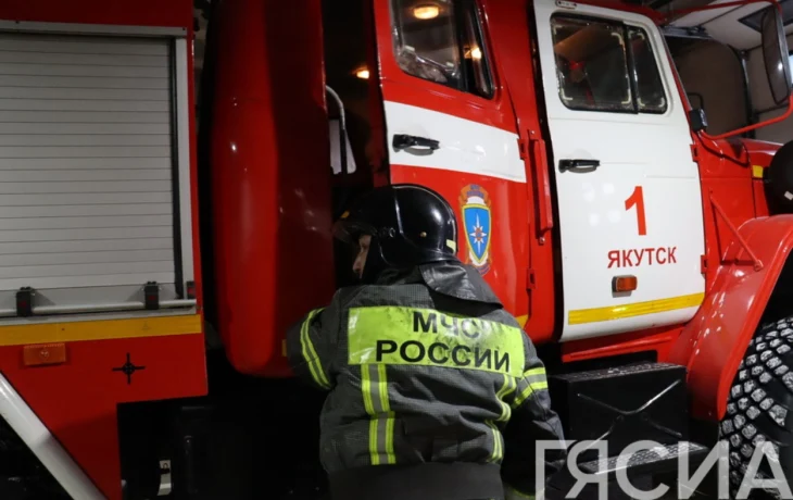 Огонь уничтожил два микроавтобуса в Якутске