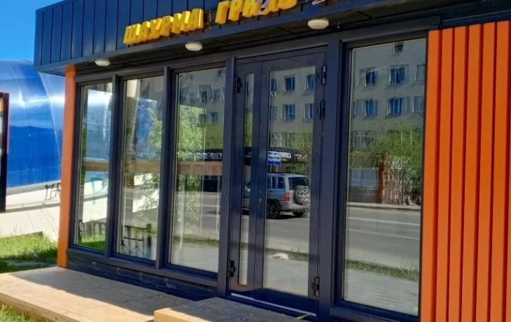 Вандализм на Кирова: мужчина закидал камнями вывеску шаурмичной в Якутске