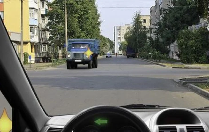Уступить или не мешать &mdash; этот вопрос &laquo;любят&raquo; за двусмысленность: правильно оценить ситуацию на экзамене по ПДД смогли 40%