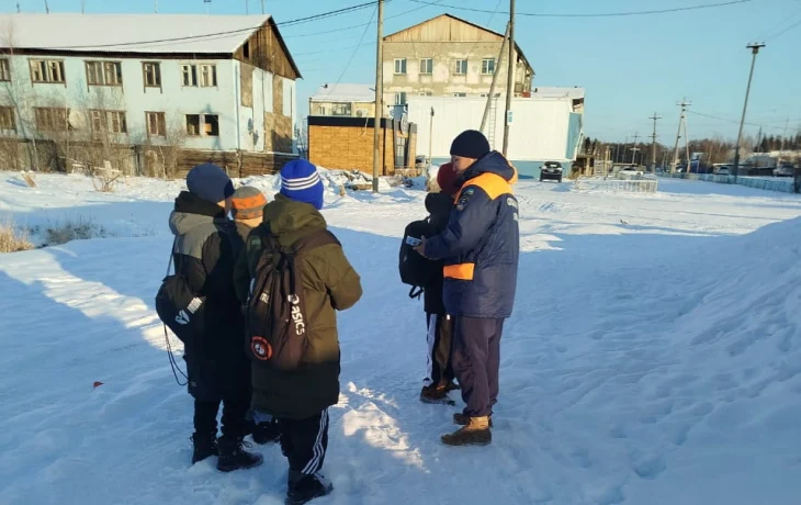 Спасатели Якутии напоминают: выезд на тонкий лёд запрещён