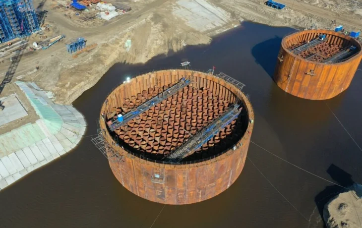 Первый коффердам Ленского моста перешёл в плавучее состояние
