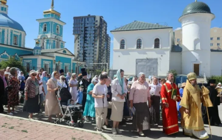 Порядка 200 человек вышли на парад семей в Якутске