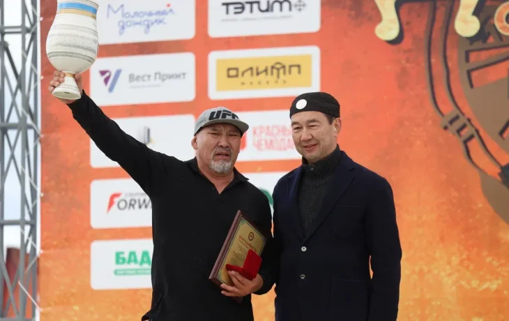 Глава Якутии вручил благодарность первому чемпиону Игр Дыгына Иннокентию Макарову