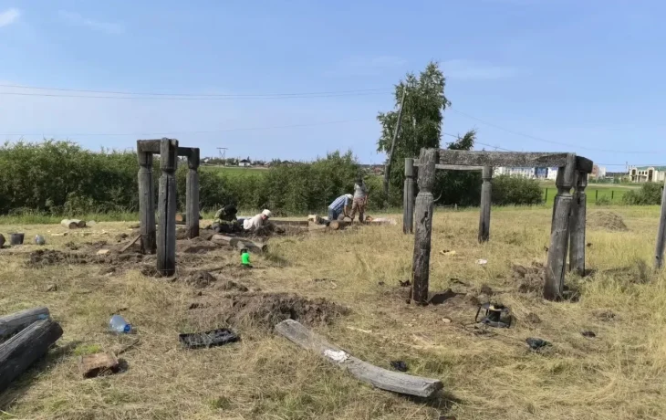 В якутском селе Черкёх отреставрировали уникальный комплекс столбов Сэргэ