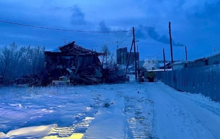 В 17-м квартале Якутска начался снос очередного ветхого дома