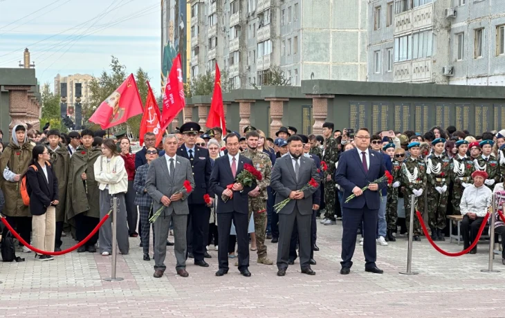 В Якутске в День 80-летия окончания Второй мировой войны возложили цветы к мемориалу &laquo;Солдат Туймаады&raquo;