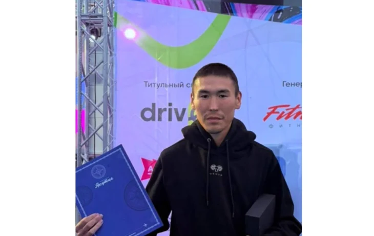 Мокро и скользко. Драгунов выиграл полумарафон Drivee