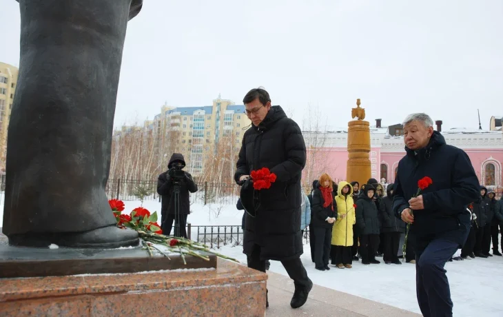 В Якутске возложили цветы к памятнику государственному деятелю республики Илье Винокурову