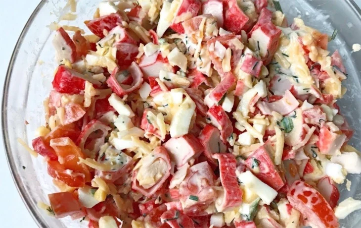 Весенний, яркий, вкусный: простой салат с&nbsp;крабовыми палочками&nbsp;&mdash; из&nbsp;4-х продуктов