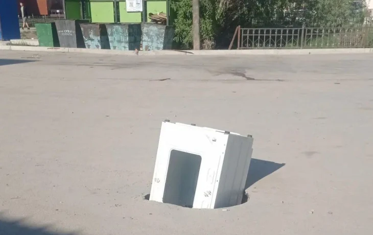 Фотофакт: В Якутске провал закрыли стиральной машинкой
