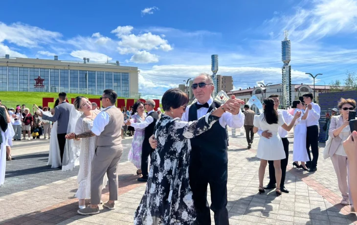 Семейный вальс в Якутске: десятки пар закружились в танце на площади Республики