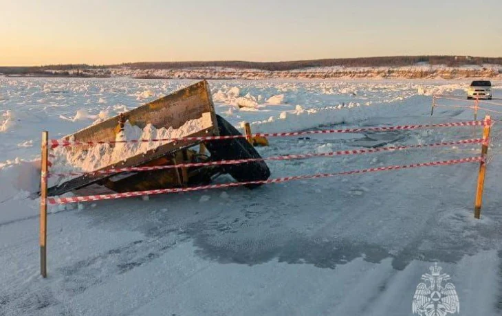 На реке Лене под лед провалился грейдер