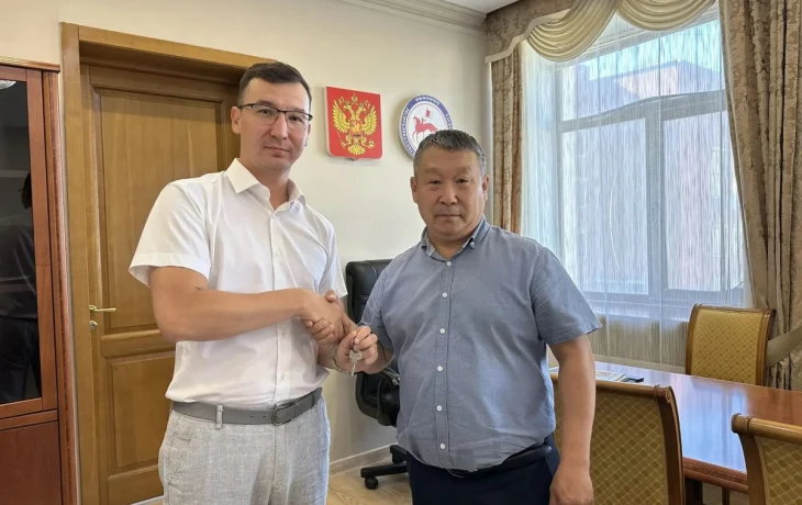 Дмитрий Садовников передал ключи от кабинета новому первому зампреду правительства Якутии
