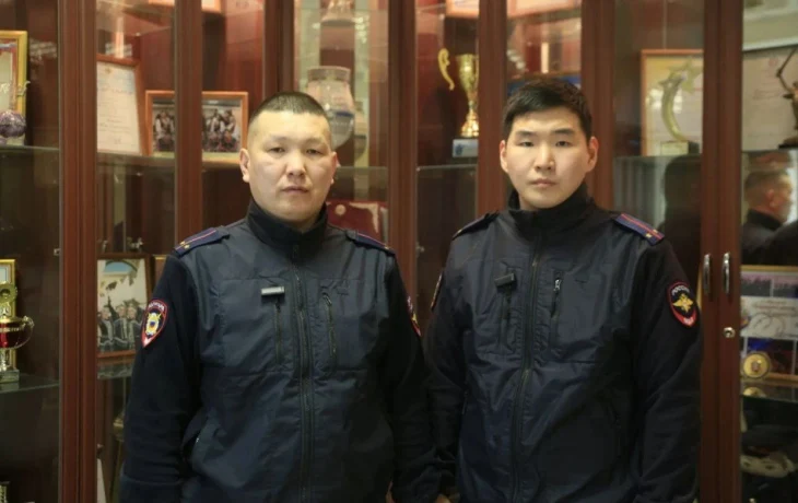В Якутске полицейские спасли из горящего дома мужчину с ограниченными возможностями здоровья