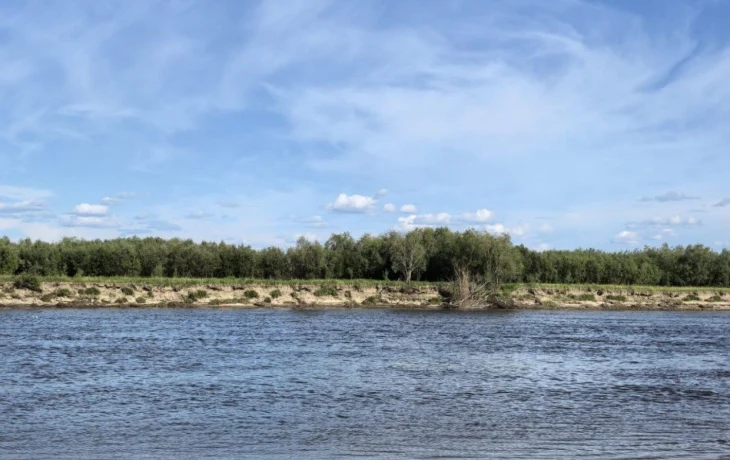 В Оймяконском районе грузовик с людьми упал в воду