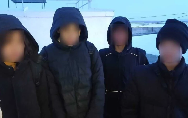 В Якутске спасатели эвакуировали застрявших на крыше подростков: Несовершеннолетние рассказали, что убегали от неизвестного
