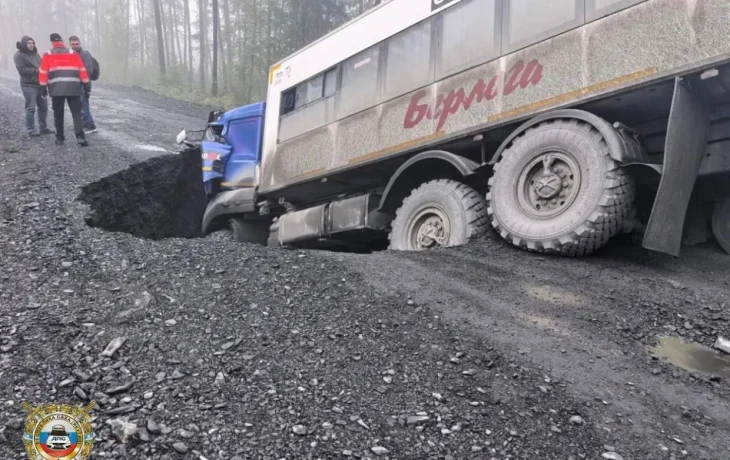 Смертельное ДТП в Якутии: водитель КАМАЗа погиб из-за размытой трассы