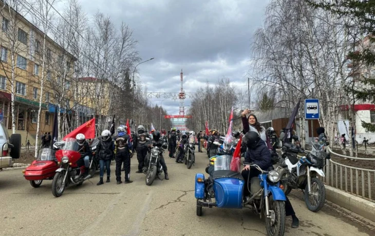 По улицам Мирного проехал масштабный автопробег ко Дню Победы