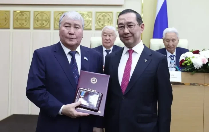 Айсен Николаев поздравил первого вице-спикера парламента Александра Жиркова с 70-летием
