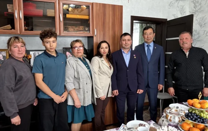 Глава Якутии встретился с семьей Героя России Виктора Софронова