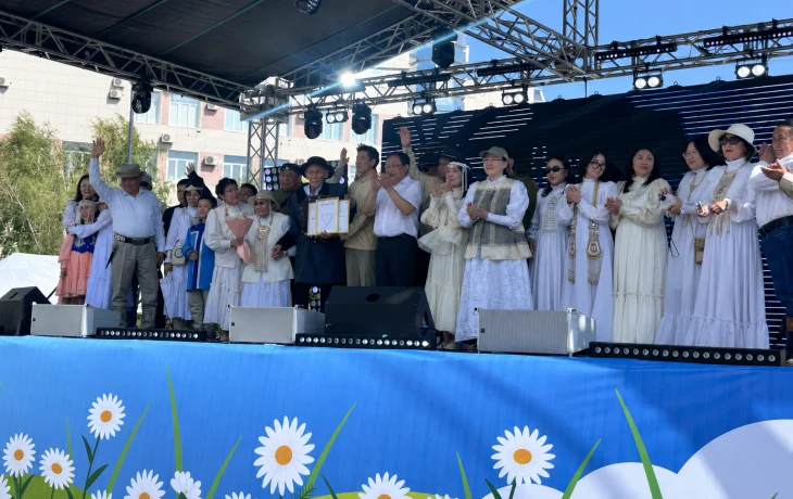 Более 60 лет в любви и браке: в Якутии наградили две семьи-долгожителя