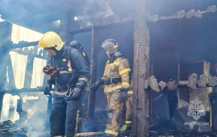В селе Арылах Мирнинского района сгорели два гаража и баня