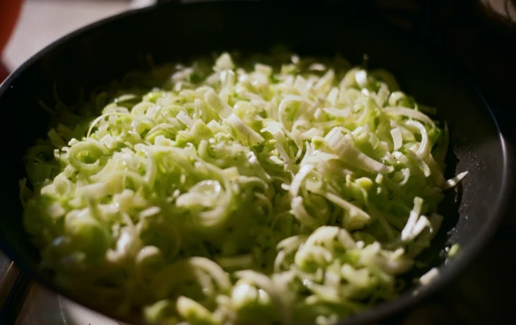 Салат на праздник Пасхи и не только &mdash; вкуснейший вариант с пекинской капустой, готовится быстро и из доступных ингредиентов