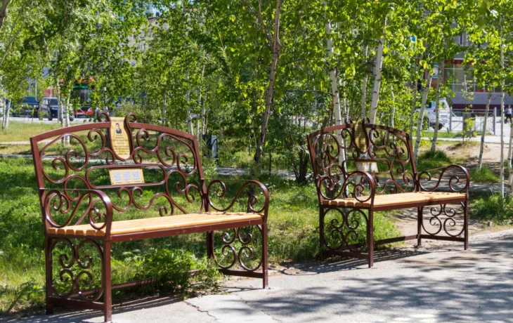 Скамейки с QR-кодами в память о деятелях культуры Якутии установили в сквере Карла Маркса