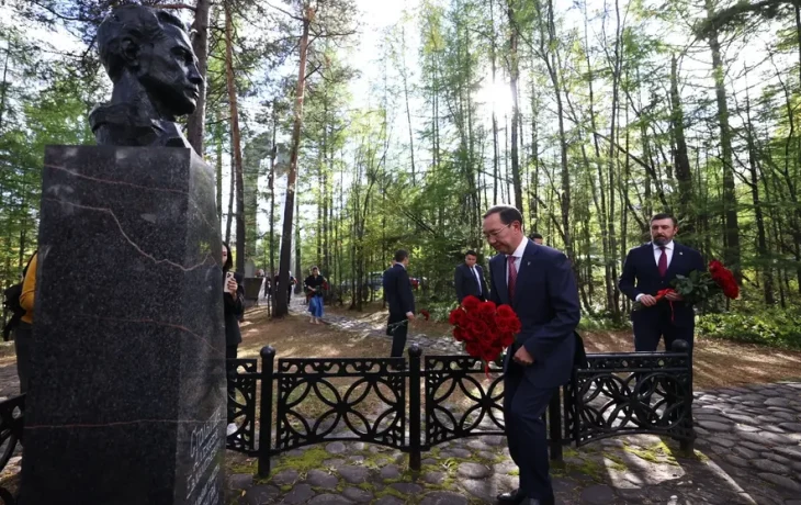 В Нерюнгри Айсен Николаев почтил память шахтёров