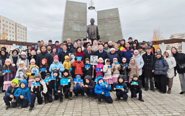 Якутяне возложили цветы к памятнику Исидору Барахову