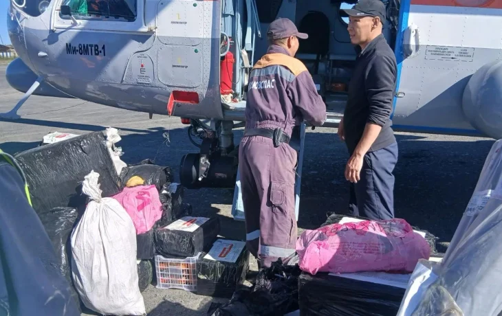 Вертолет выполнил два рейса с гумгрузом в село Сайды Верхоянского района