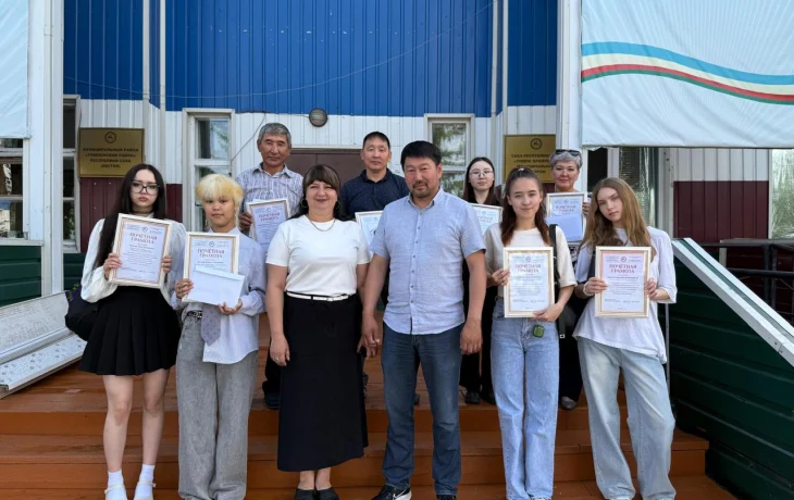 Лучшим выпускникам Таттинского и Томпонского районов Якутии вручили грамоты и ценные подарки от Виктора Лебедева