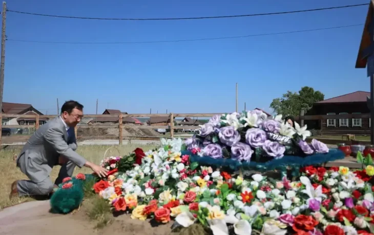 Айсен Николаев почтил память Первого Президента Якутии в Хангаласском улусе